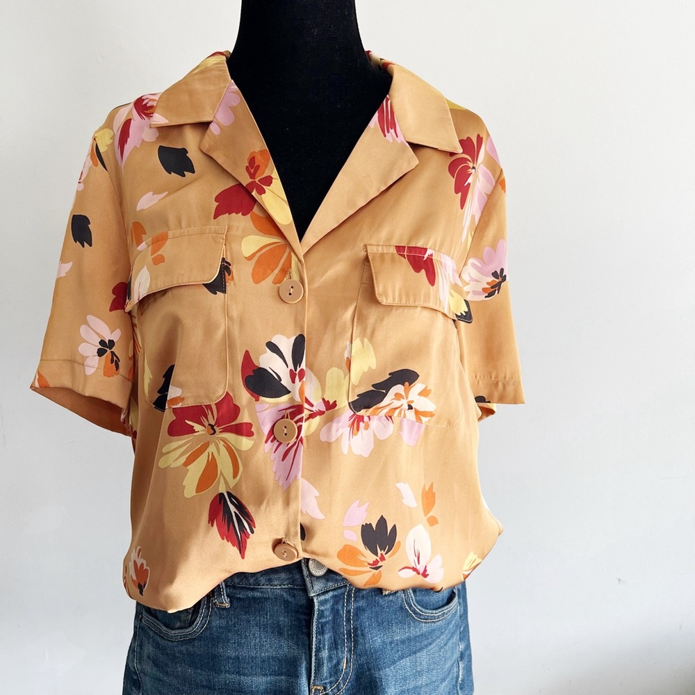 D2 Short Sleeve Satin Button Front Top in Orange Floral